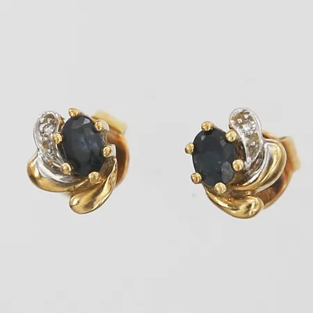 Ett par örhängen med safirer samt åttkantsslipade diamanter 2 x ca 0,01ct, stift, 18K guld Vikt: 1,3 g