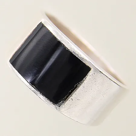 Ring med svart sten stl:21 bredd 7,4-11,8mm, skadad sten silver 925/1000 Vikt: 10,4 g