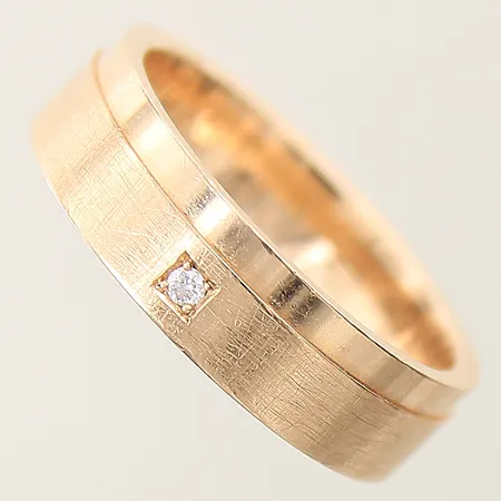 Ring med diamant ca 0,02ct stl:19¼ bredd 6mm gravyr, 18K Vikt: 9,7 g