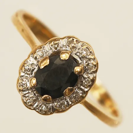 Camroséring med safir samt diamanter 12xca0,005ct, stl:16½; bredd 10,8mm, 18K Vikt: 2,7 g