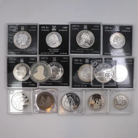 Mynt 6 st 200 kronor vikt 162 gram,mynt 2 st 100 kronor vikt 32 gram,1 st minnesmynt Gustav II Adolf,vikt 24.9 gram,5 st Euro 107 gram,1 dollar Palau 1992,vikt 26.7 gram,silver 925-999/1000. Vikt: 352 g