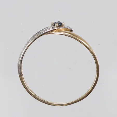 Ring tvåfärgad med blå sten stl:16½ bredd 1-4mm 18K Vikt: 1 g
