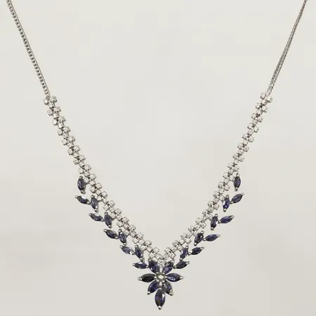 Collier med vita samt blå stenar, längd 42 cm, bredd 1,3-18,8mm, vitguld, skeva länkar 18K  Vikt: 11,3 g