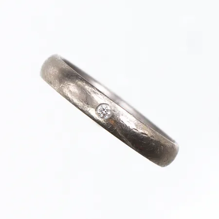 Ring vitguld Schalins med solitär diamant på 0.03 ct enligt inskription,storlek 17 ½ mm,bredd 3.5 mm,gravyr,18k. Vikt: 3,7 g