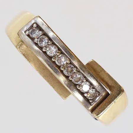 Ring med vita stenar stl:19¾ bredd 2,6-7,5mm tvåfärgat 14K.  Vikt: 5,1 g