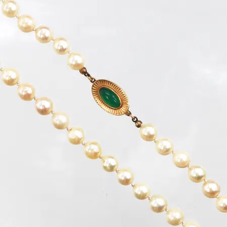 Collier med 69 st odlade pärlor (några med slitage),lås med sten 18k ej stämplat,längd ca 66 cm,pärlornas diameter ca 7.6 mm. Vikt: 0 g
