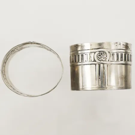 Två servettringar Ø46x55mm, bredd 40mm gravyr 800/1000 silver Vikt: 93,2 g