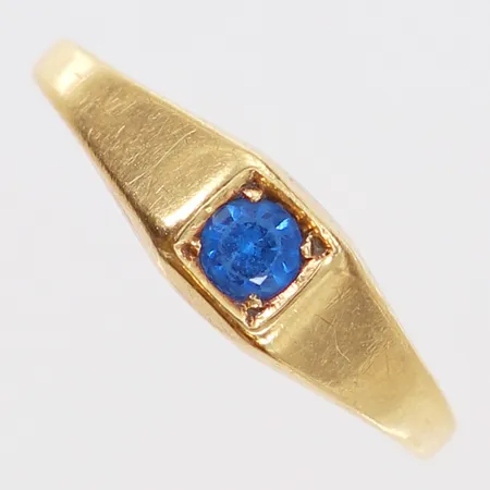 Ring med blå sten stl:17½ bredd 1,8-5,5mm 14K.  Vikt: 2,1 g