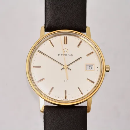 Herrur Eterna i 18K guld, quartz, Ø33mm, datum, läderband, graverad: för nit och redlighet i rikets tjänst, inga tillbehör.