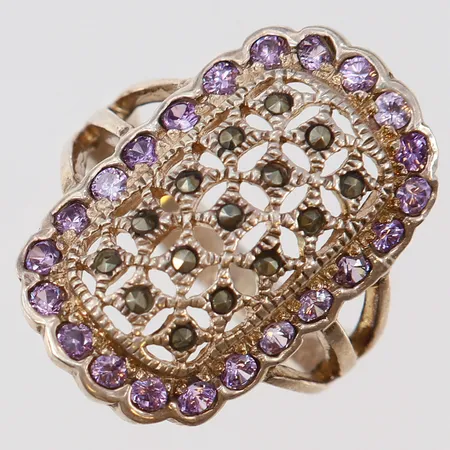 Ring markasiter och lila stenar stl:18¾, bredd 3,5-26,5mm, 925/1000 silver Vikt: 7 g