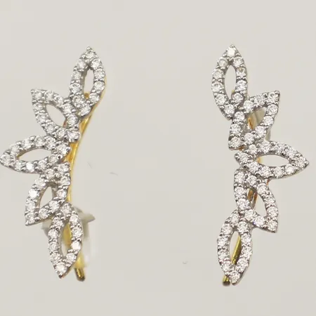 Ett par örhängen med diamanter 100xca0,005ct, längd 20mm bredd 8,4mm, 18K Vikt: 1,6 g