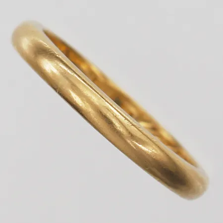 Ring, slät, stl: 17½, bredd: 3 mm, år 1942, gravyr, 20K guld. Vikt: 4,4 g