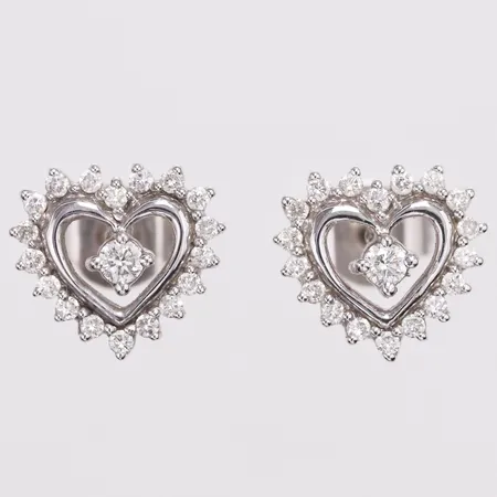 Ett par örhängen med diamanter 0,15ct/st enligt gravyr längd 9,2mm bredd 10,2mm, vitguld 18K Vikt: 2,4 g