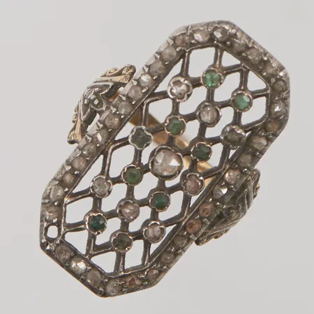 Ring rosenslipade diamanter samt gröna stenar stl:17¾ bredd 29mm skev skena, fattning delvis i silver, 14K bruttovikt 6,3g.