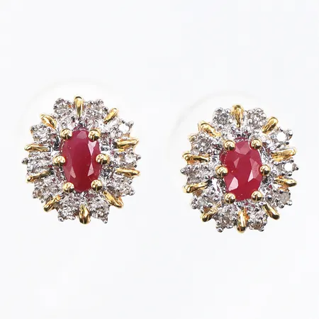 Carmosé-örhängen, ett par, 18K guld, diamanter 20 x 0,005ct, rubiner, Guldfynd (GHA), längd 10,8 mm, bredd 9,6 mm. Vikt: 0 g