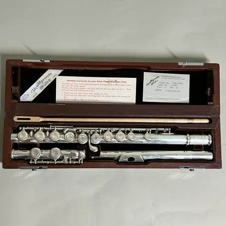 Tvärflöjt Miyazawa, modellnummer: PCM-300E. Serienummer: 15762. Stämning (Pitch): A = 442 Hz.Tillval (Option): E-mekanism. Silverpläterad, Tillverkare och adress: MIYAZAWA FLUTES MFG Japan. Inköpt på 80-talet.