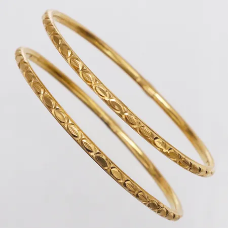 2 armringar med mönsterdekor Ø63mm bredd 3,4mm, ihåliga, 21K Vikt: 12,5 g