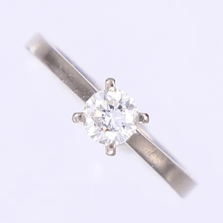 Ring med vit sten stl:18½, bredd 2,5-5,5mm, vitguld 18K Vikt: 4,5 g