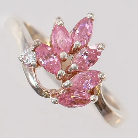 Ring vit och rosa stenar stl:18, bredd 3-13mm, 925/1000 silver Vikt: 3,8 g