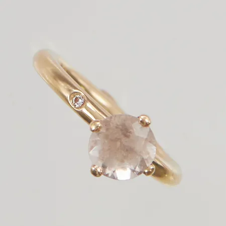 Ring stl:15¼ bredd 8mm diamant ca 0,01ct samt vit sten 18K 3,8g.