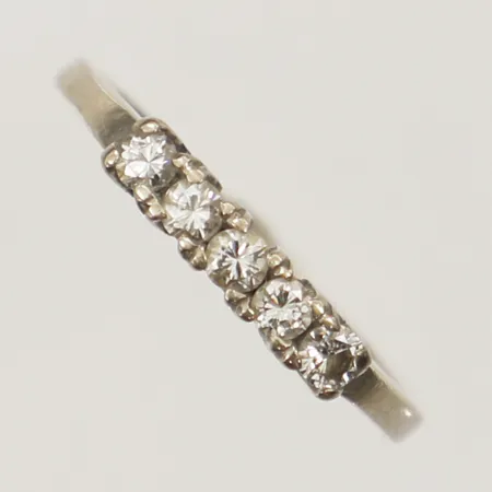 Ring med diamanter 5x0,04ct, stl 15¼, bredd 1,6-2,8mm, Ädelsmycken Aktiebolag, vitguld 18K Vikt: 2,9 g