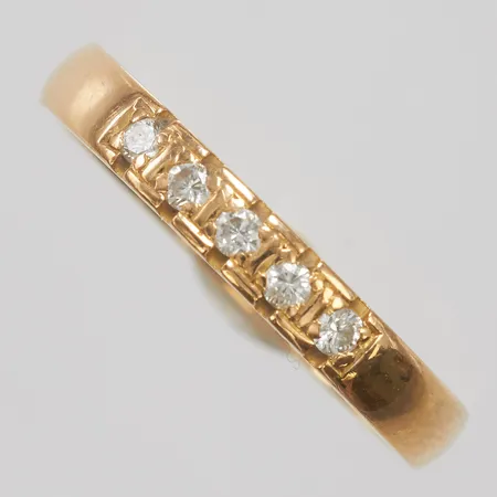 Ring med 5 diamanter, 0,11ctv enligt gravyr, stl:16½, bredd 3mm, svenska stämplar, 18K, Vikt: 2,6g Vikt: 2,6 g
