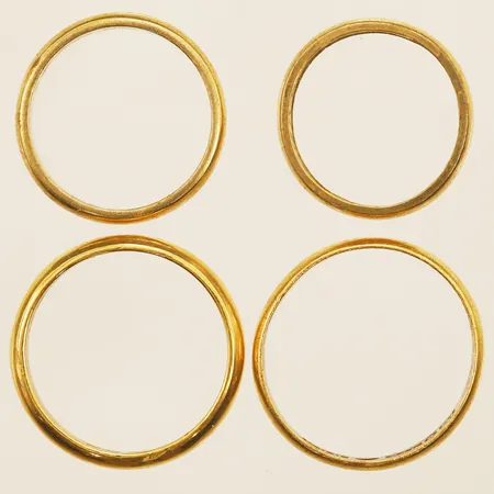 Fyra släta ringar stl17-20½, gravyr, 23K Vikt: 21,8 g