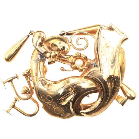 Trasigt guld 18k. Vikt: 10,4 g