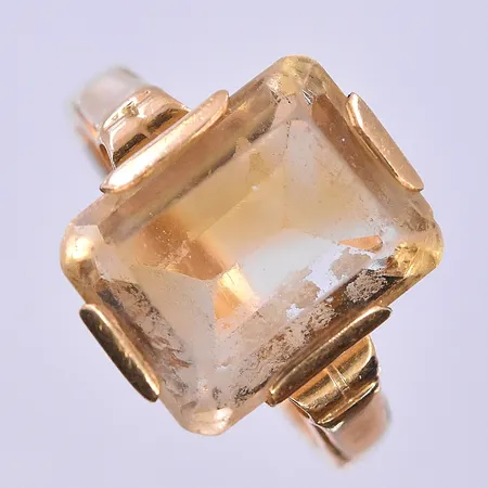 Ring med gul sten stl:17¼, bredd 2-14 mm 18K. Vikt: 5,6 g