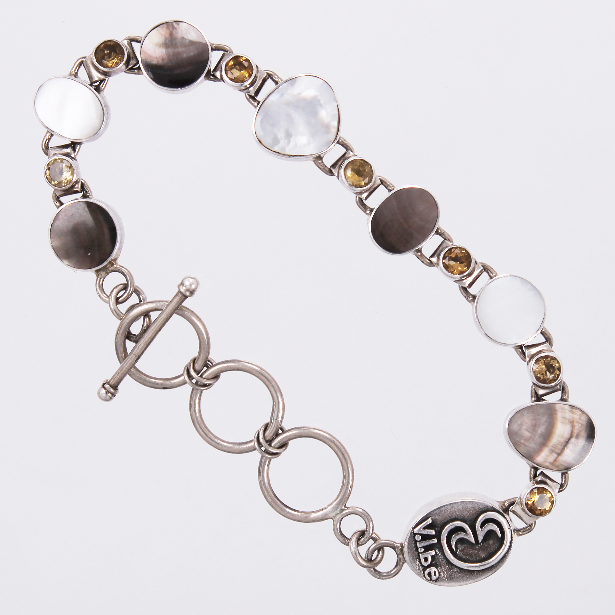 Armband med pärlemor och rökkvarts längd: ca 18-21,5cm bredd: ca 10-12mm 925/1000, silver Vikt: 20,1 g