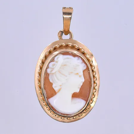 Hänge med Camé längd 24 mm, bredd 13 mm 18K. Vikt: 1,6 g