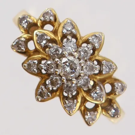 Ring med diamanter 1 x 0,10ct 8 x 0,02ct 14 0,01ct stl:16¾ bredd 1,4-12mm fattningar i vitguld ostämplat 14K.  Vikt: 2,9 g