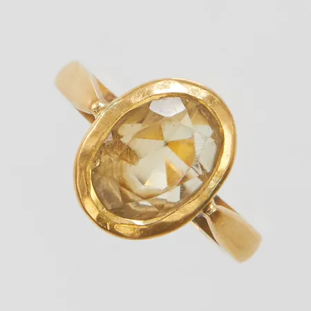 Ring med citrin, stl 16¼, bredd 2,5-12,5mm, skev skena, repor, 21K bruttovikt 5,1g Vikt: 5,1 g