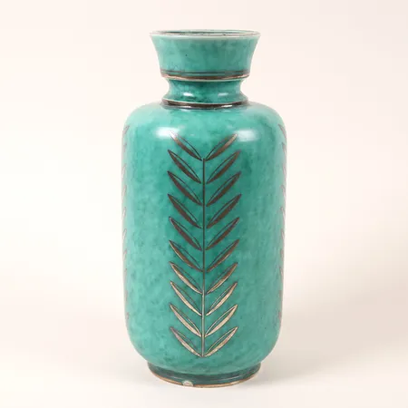 Vas "Argenta" Wilhelm Kåge för Gustavsberg, stengods med silverdekor, numrerad 1087, ej första sortering, höjd: 25cm, genomgående krackelering, nagg på fot. Skickas med postpaket.