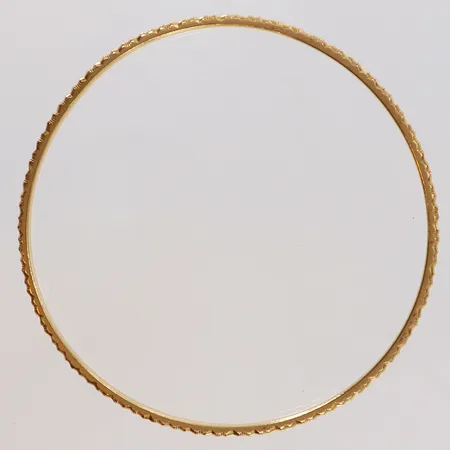 Armring med dekor Ø62mm bredd 2,3mm 21K.  Vikt: 12,8 g