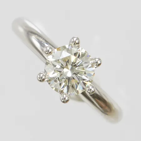 Enstensring med diamant 1 x ca 1,35ct ca TCa-Cr(K-J)/SI2, stl18, bredd 3-8,3mm, ograverad, Smycka AB, vitguld, 18K Vikt: 6 g