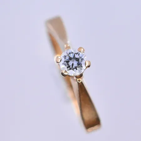 Ring med diamant 0,21ct stl:16¼, bredd 3 mm 18K. Vikt: 2,7 g