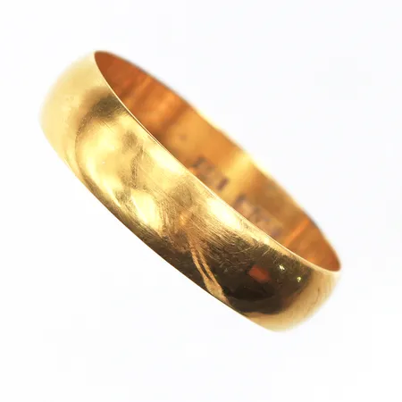 Ring med gravyr,storlek 21 mm,bredd 5.5 mm,23k. Vikt: 4,5 g