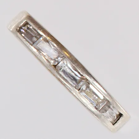 Ring vita stenar stl:16¾, bredd 2,5-3,5mm, bucklig skena, 925/1000 silver Vikt: 2,1 g