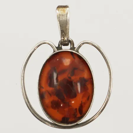 Hänge med bärnsten längd 30mm inkl ögla, bredd 22,5mm, 835/1000 silver Vikt: 3,6 g