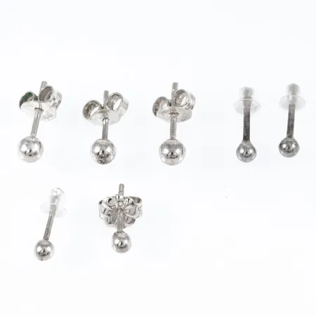 Sju örhängen släta kulor Ø 3-4mm, tre snurrebussar saknas, men nya i plast medföljer, silver 1,8g. 