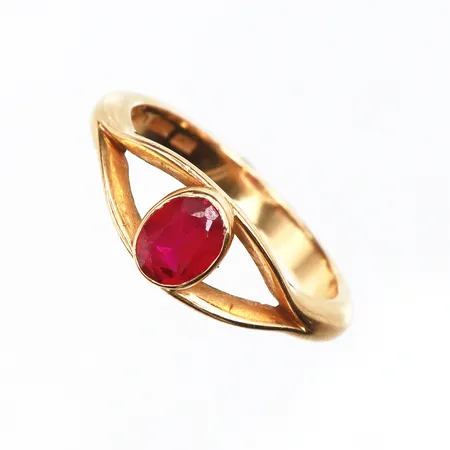 Ring med sten, (omgjord vigselring),gravyr,storlek 20 ¾ mm,bredd 3.3-8.3 mm,18k. Vikt: 7,6 g