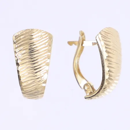 Ett par örhängen 18x10mm buckliga 14K Vikt: 1,5 g