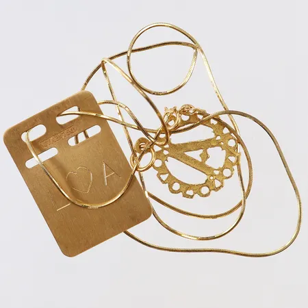 Guldskrot defekt skador gravyr 18K.  Vikt: 5,7 g