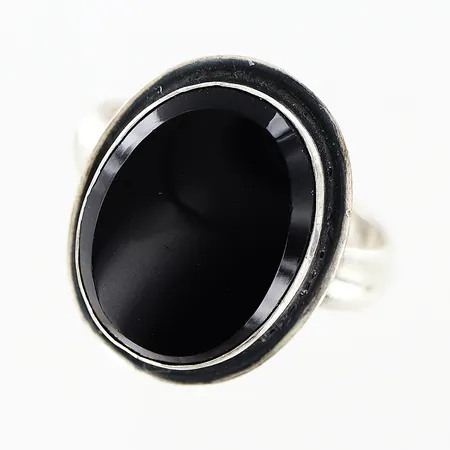 Ring med svart sten stl:17¾, bredd 4-19mm, ostämplad, silver. Vikt: 4,2 g