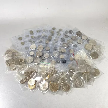 Parti mynt, mestadels Svenska, olika valörer, olika präglingar, delvis utländska, mestadels silver 40% men även silver 80% och andra metallegeringar, bruttovikt med plastpåsar: 1275,7g Vikt: 1275,7 g