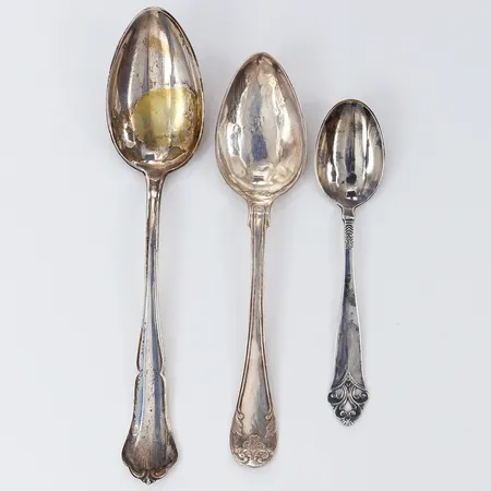 Tre skedar olika modeller längd 10-14,5cm Silver 830/1000.  Vikt: 39,1 g