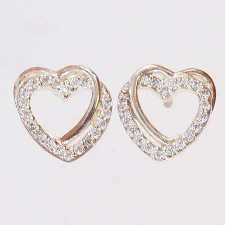 Ett Par örhängen med hjärtan med vita stenar Ø9,3mm saknar snurrebussar Silver 925/1000.  Vikt: 1,2 g