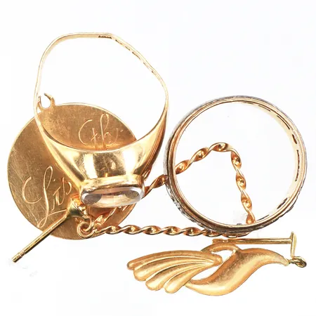 Trasigt och graverat guld,stenar,18k. Vikt: 8,4 g