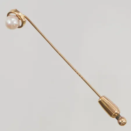 Nål 64mm odlad pärla ca 6mm, stopp i oädel metall, 18K vikt utan stopp: 1,4g, bruttovikt 2,5g.